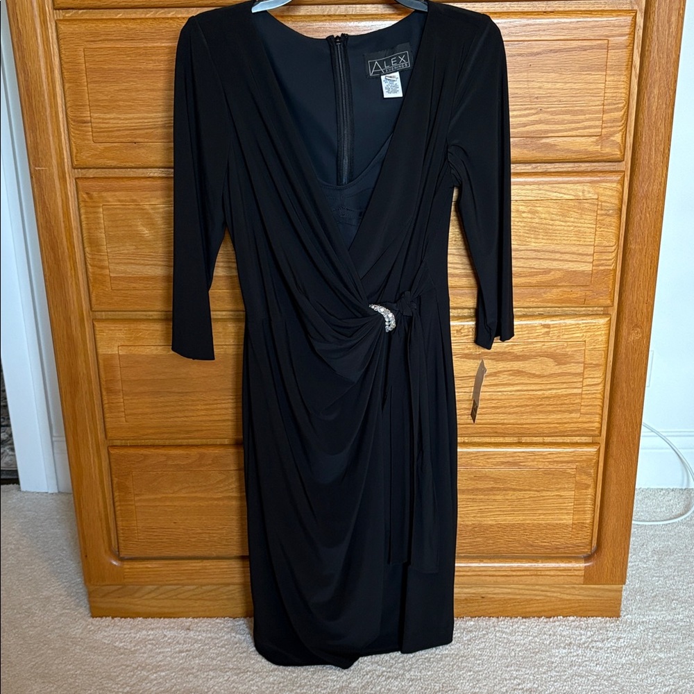 Alex Evenings Black Cocktail Dress with V-neckline and 3/4 sleeves Size 8 NWT